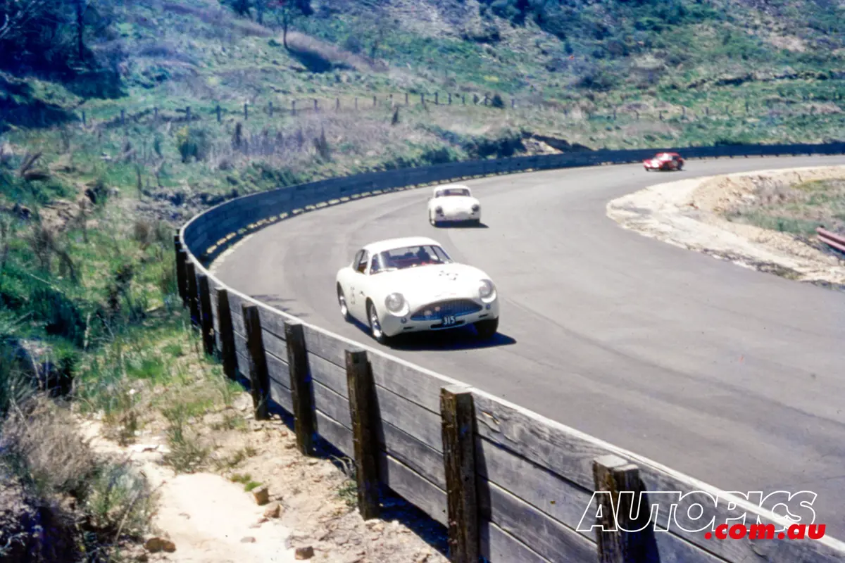 Chassis 0186/R, race #25, driven by Ian 'Pete' Geoghegan at Catalina Park, Katoomba in the Blue Mountains, New South Wales, Australia, 28 August 1962.