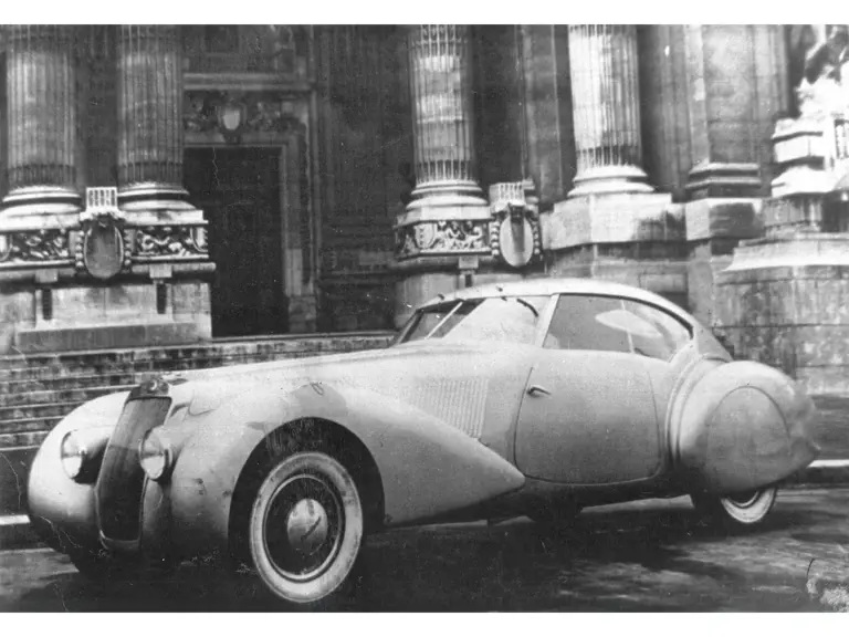  The Delage in its "unofficial" display, outside the 1937 Paris Salon at the Grand Palais, by Delage and Pourtout.