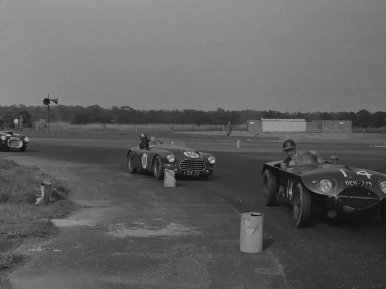 Pursuing John Horridge in his unusual “Jehu,” Alan Moore keeps up the pace in LOW 77 at the HLCC National at Silverstone, 21 August 1954.
