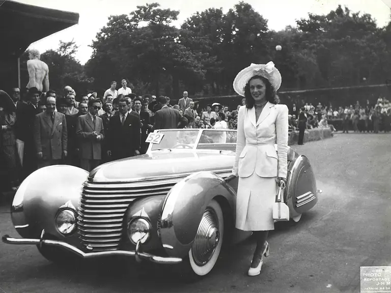 The Franay 145 with the Comtesse du Pouget at Palais de Chaillot in June 1947.