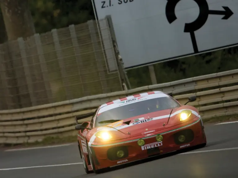 The F430 GT2 at speed during the 2009 24 Hours of Le Mans.
