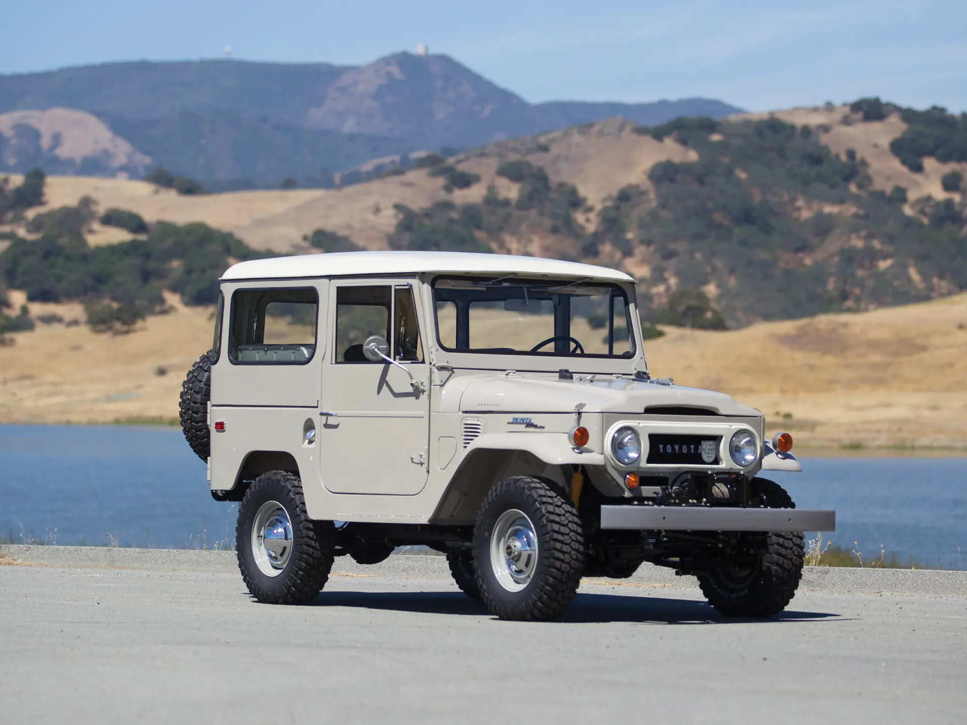 1968 Toyota FJ40 Land Cruiser | Monterey 2015 | RM Sotheby's