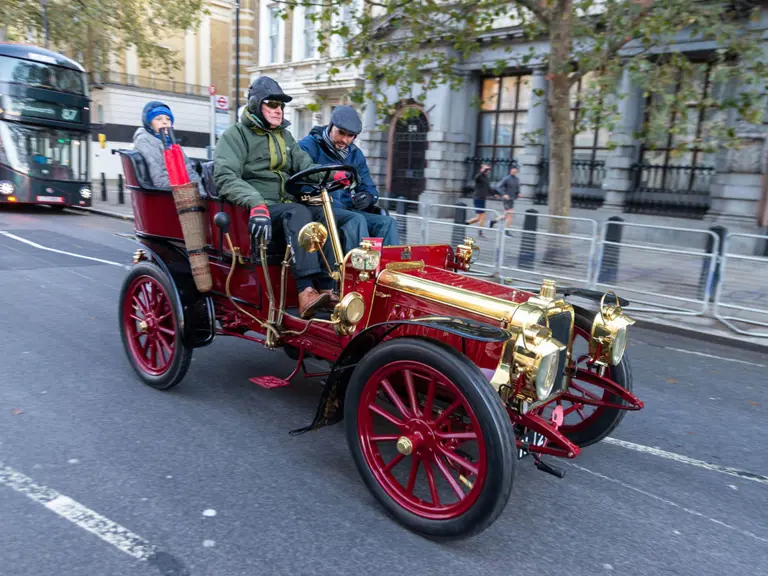 In Westminster, the Clément weaves through city traffic at the start of the 2023 RM Sotheby’s London to Brighton Veteran Car Run.