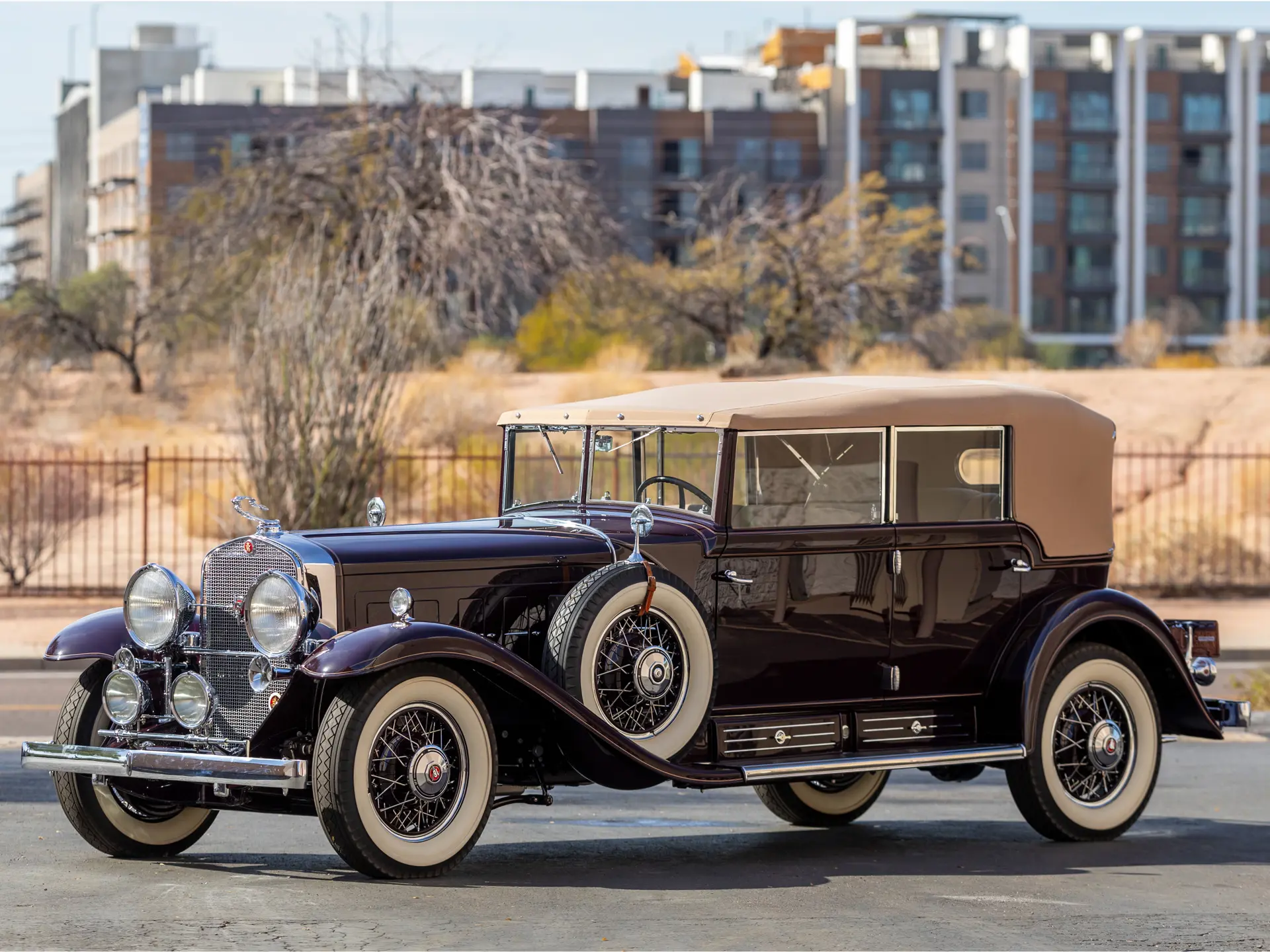 Signature Models 1:18 1938 Cadillac V16 Fleetwood, Red