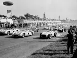 The start of the Italian Grand Prix at Monza, 11 September 1955. Winner Juan Manuel Fangio (#18) and Stirling Moss (#16, chassis number 00009/54) are at the front, both in Mercedes-Benz W 196 R Formula One racing cars with streamlined bodywork; Karl Kling (#20) and Piero Taruffi (#14) are on the fourth row, both in W 196 R racing cars with open-wheel bodywork.