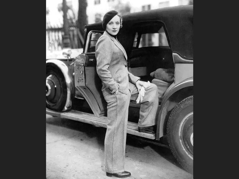 Marlene Dietrich poses with S317KP, 1933.