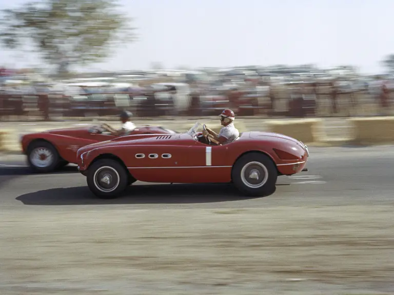 Chassis 0350 wears the colour red with the race number “1” while being driven by Tom Bamford.