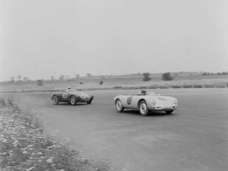 Jack Manting in chassis 0072 leads Jim Pauley’s OSCA-Offenhauser at the 1956 Harewood Acres race.