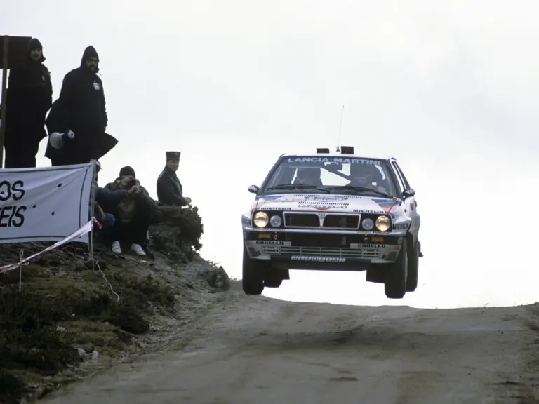 On its race debut at the 1989 Rallye de Portugal, the Lancia clinched 1st place at the hand of Miki Biasion and co-driver Tiziano Siviero.