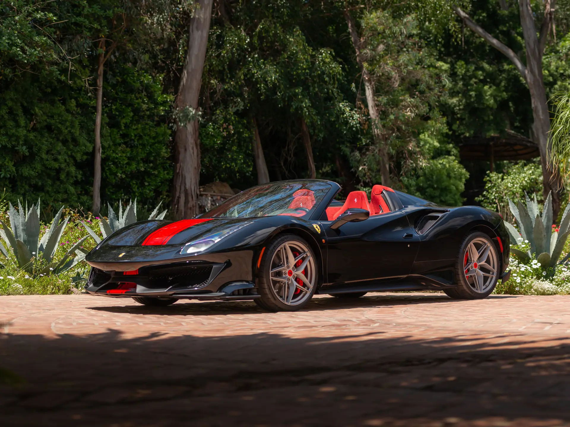 スタジャン ブラック/レッド 2020 Ferrari 488 Pista Spider | Driving into Summer | RM