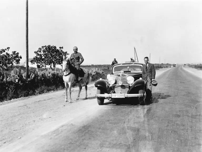Rudi Caracciola with his unique 500 K on the way to race at Tunis.