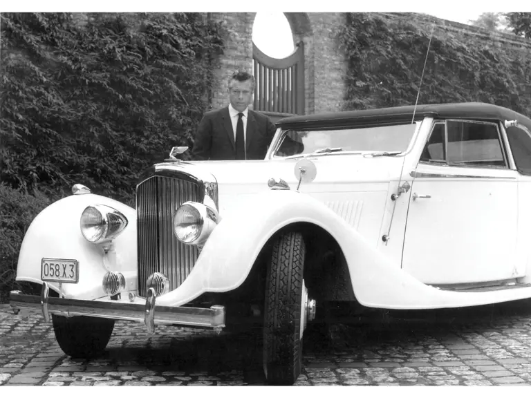 The legendary Belgian racer Olivier Gendebien proudly poses with the Bentley, which he owned and cherished for many decades.