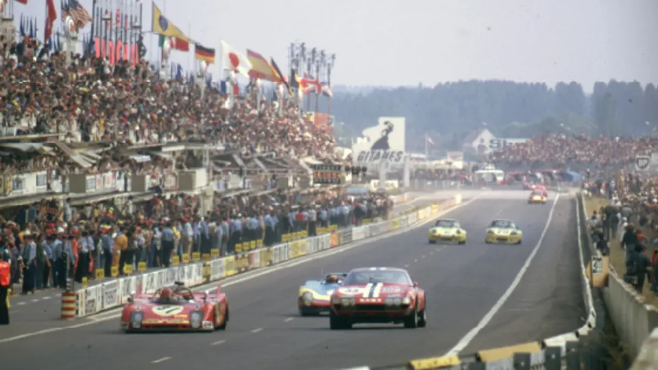 Chassis no. 16343 races down the main straight at the 1974 24 Hours of Le Mans.