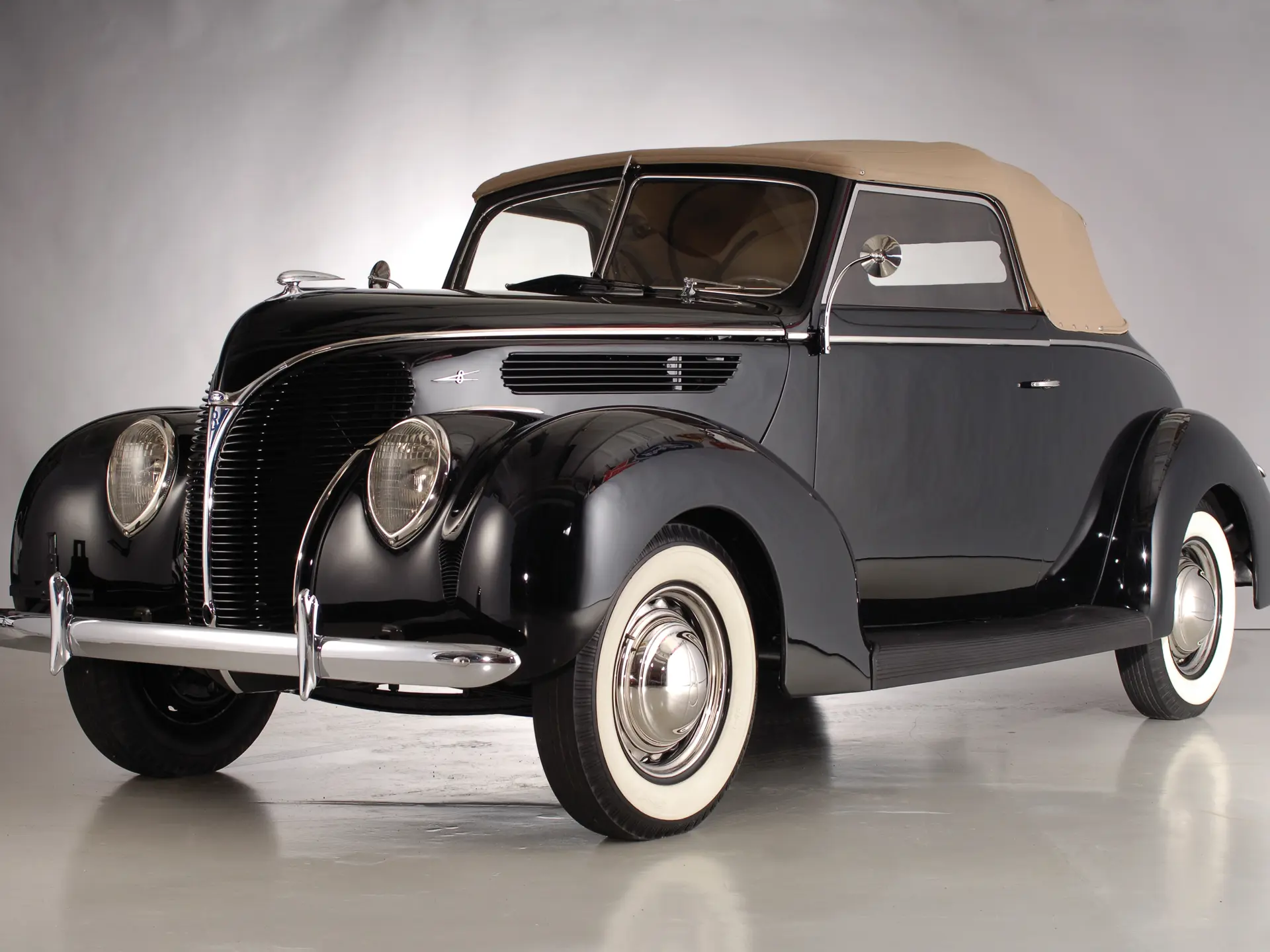 1938 Ford V-8 DeLuxe Club Cabriolet | Hershey 2014 | RM Sotheby's