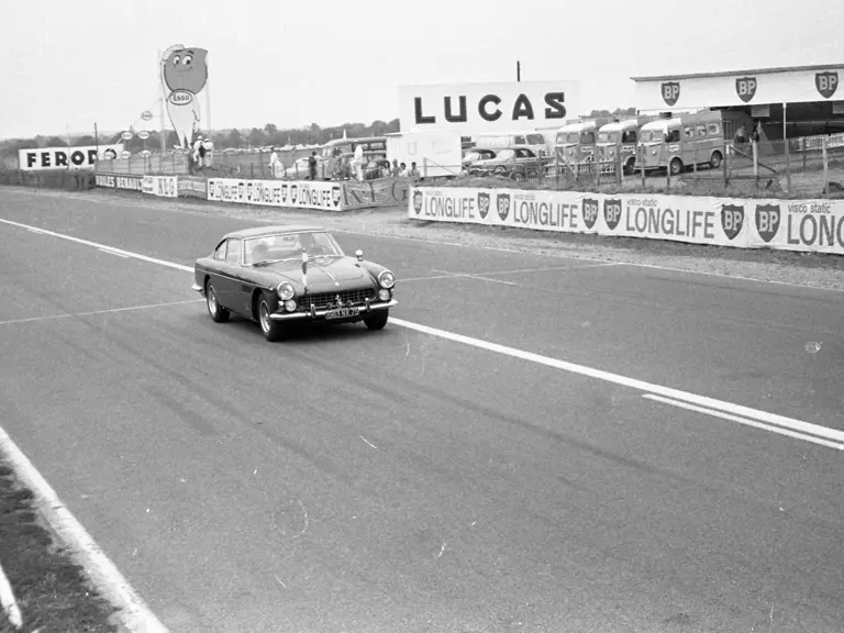 Piloted by Donald Sleator, chassis 4155 is captured on the circuit during the 1963 24 Hours of Le Mans.