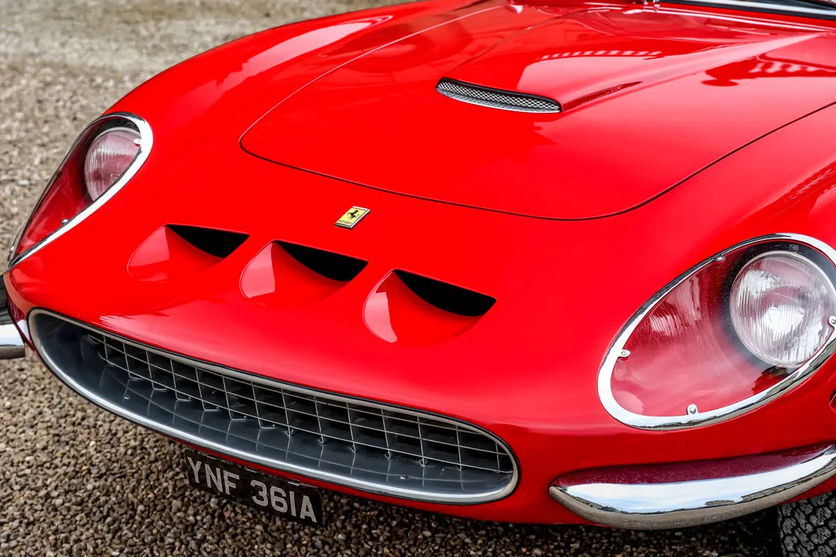 Ferrari 250 GTO-style bonnet vents