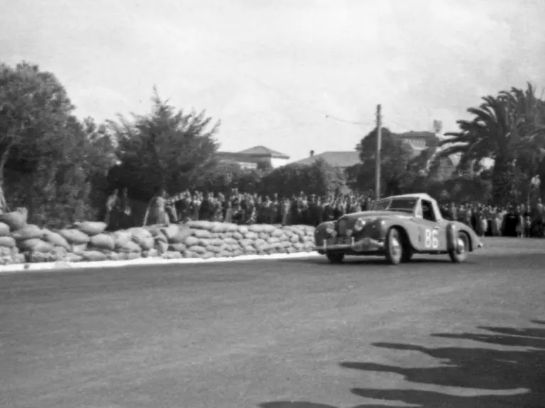 The Jowett en route to victory at the 1951 Rallye Automóvel Internacional de Lisboa.