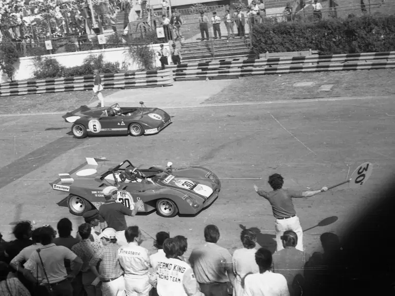 Ahead of race number “6”, the Autodelta Hezemans/Stommelen Alfa Romeo Tipo T33/3, Ronnie Peterson in chassis number 0886 is ushered into the pit lane by a crew member on 10 January 1972 at the Buenos Aires 1000 Kilometres.