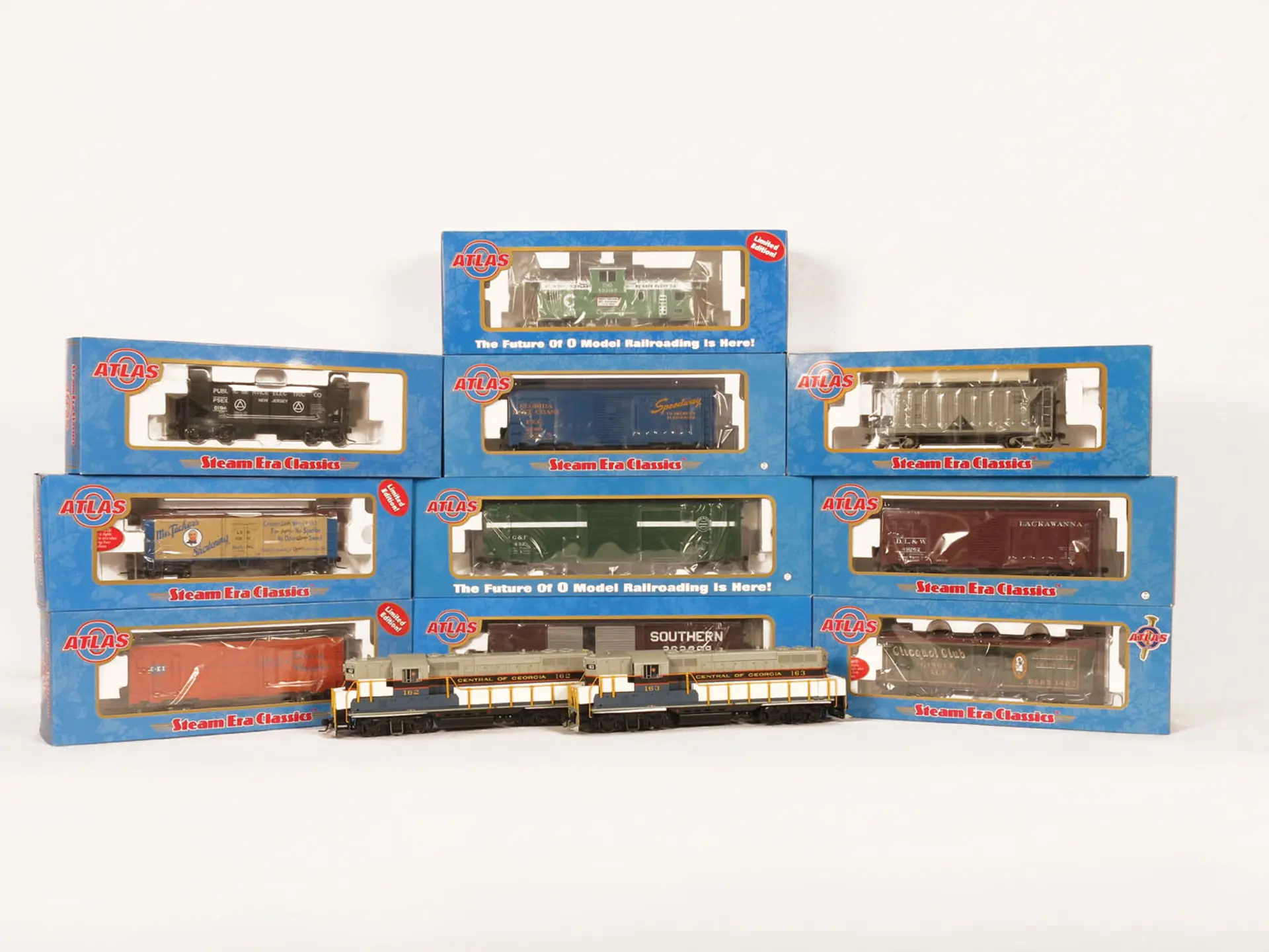 Two Atlas O Gauge Central of Georgia GP-9 Powered and Un-Powered