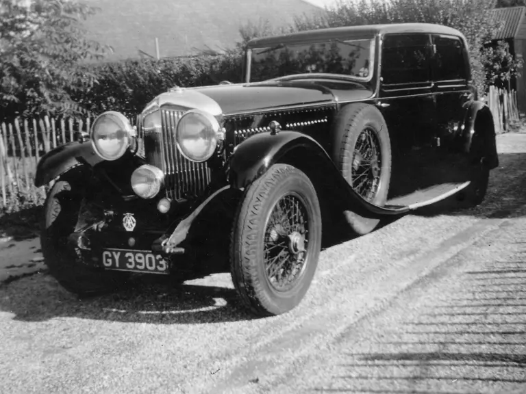 YX5110 parked on a street, 1938.