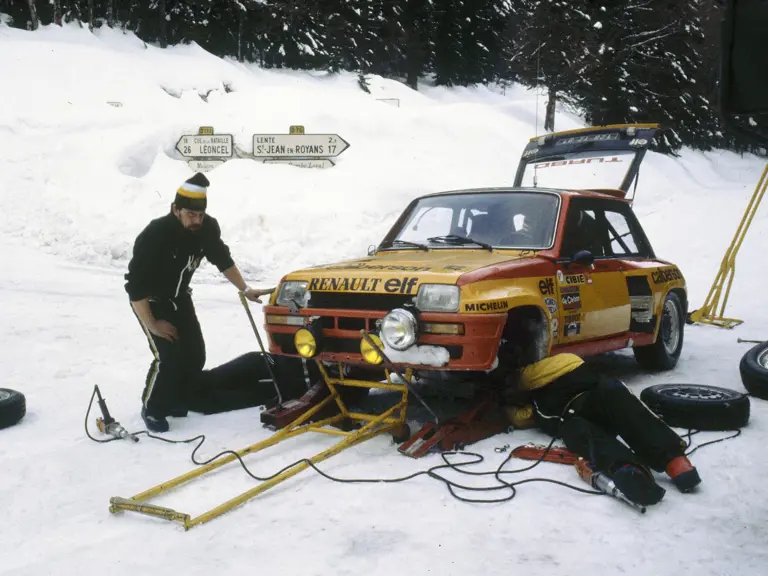 126 TZ 91 is used as a test mule before the 1981 Monte Carlo race. Pictured is Coco Prié during a tyre trial on a snowy road in Le Vecours, which goes from Saint Jean en Royans to de Vassieux en Vecors cemetery. The quick lift jack came from the Alpine race team!