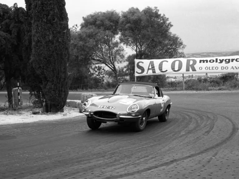 Chassis no. 875807 races towards a 1st place finish at Montes-Claros in 1963.