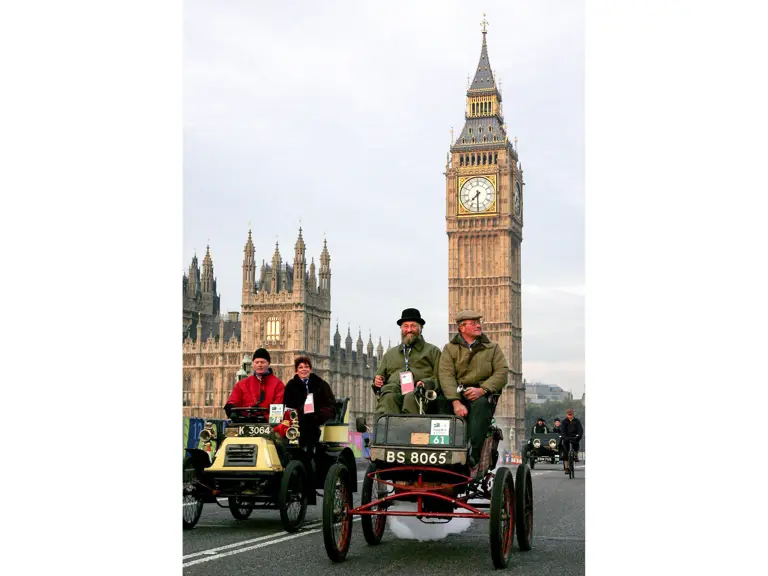The Colliot (left) crosses Westminster Bridge on the 2006 London to Brighton Veteran Car Run.