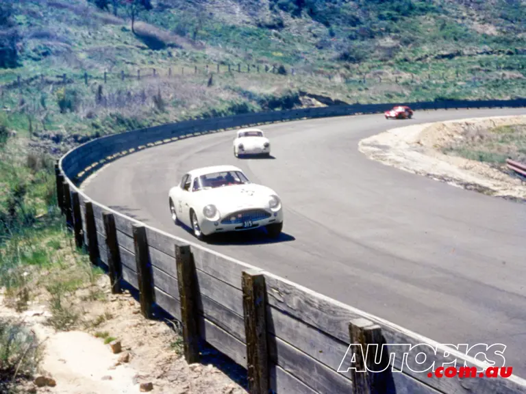 Chassis 0186/R, race #25, driven by Ian 'Pete' Geoghegan at Catalina Park, Katoomba in the Blue Mountains, New South Wales, Australia, 28th August 1962.