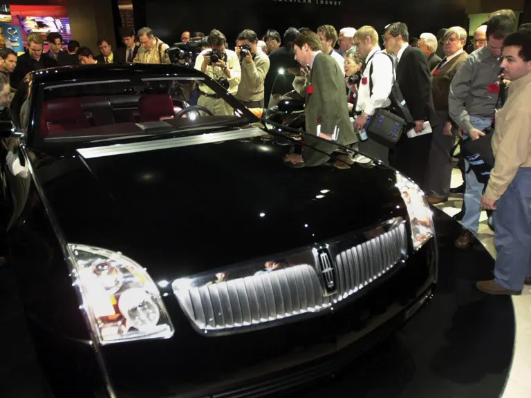 Members of the international automotive press review the Lincoln MK 9 coupe at the New York Auto Show on April 11, 2000.  The concept points to the design direction of future Lincoln vehicles.  Lincoln says its future designs will be about elegance, restraint and indulgent comfort. (Jeff Geissler)