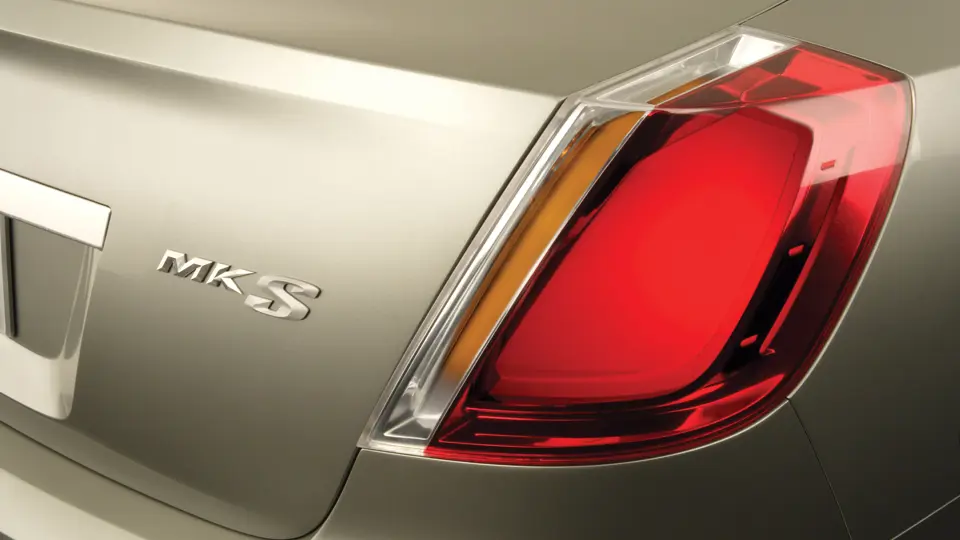 The Lincoln MKS features elegant, distinctive LED taillights that complement the adaptive LED headlamps. 