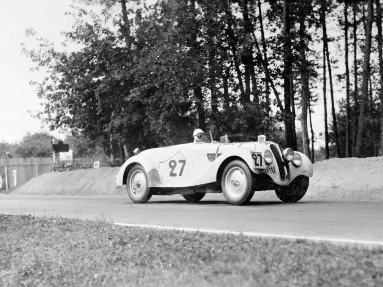85335 being driven during the 24 Hours of Le Mans race, 1939.