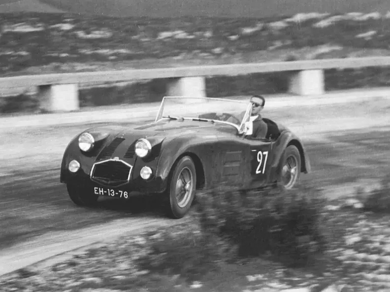 Simon Knudsen Hansen behind the wheel of the HRG at the 1952 Gradil Hillclimb.