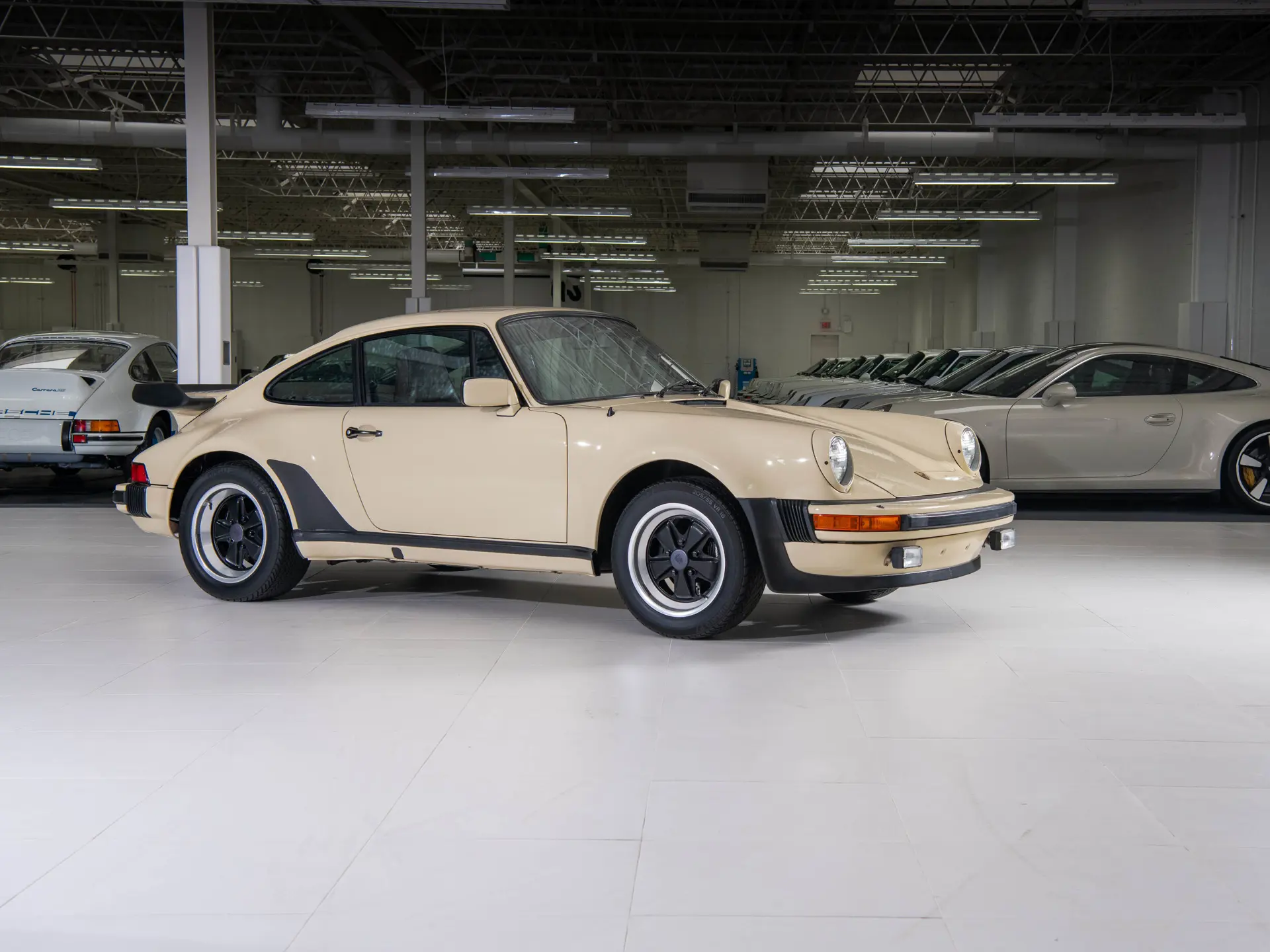 Porsche 930 限定版 006/1500 全世界で1500台のみ製造。 Neo 1:43 Porsche 911 (930) Turbo SE Targa 濃い緑 メタリック