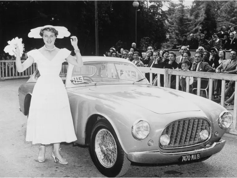 A woman poses next to chassis 0190 ED at the 1952 Paris Concours d’Elégance. The car was only one month old at the time.