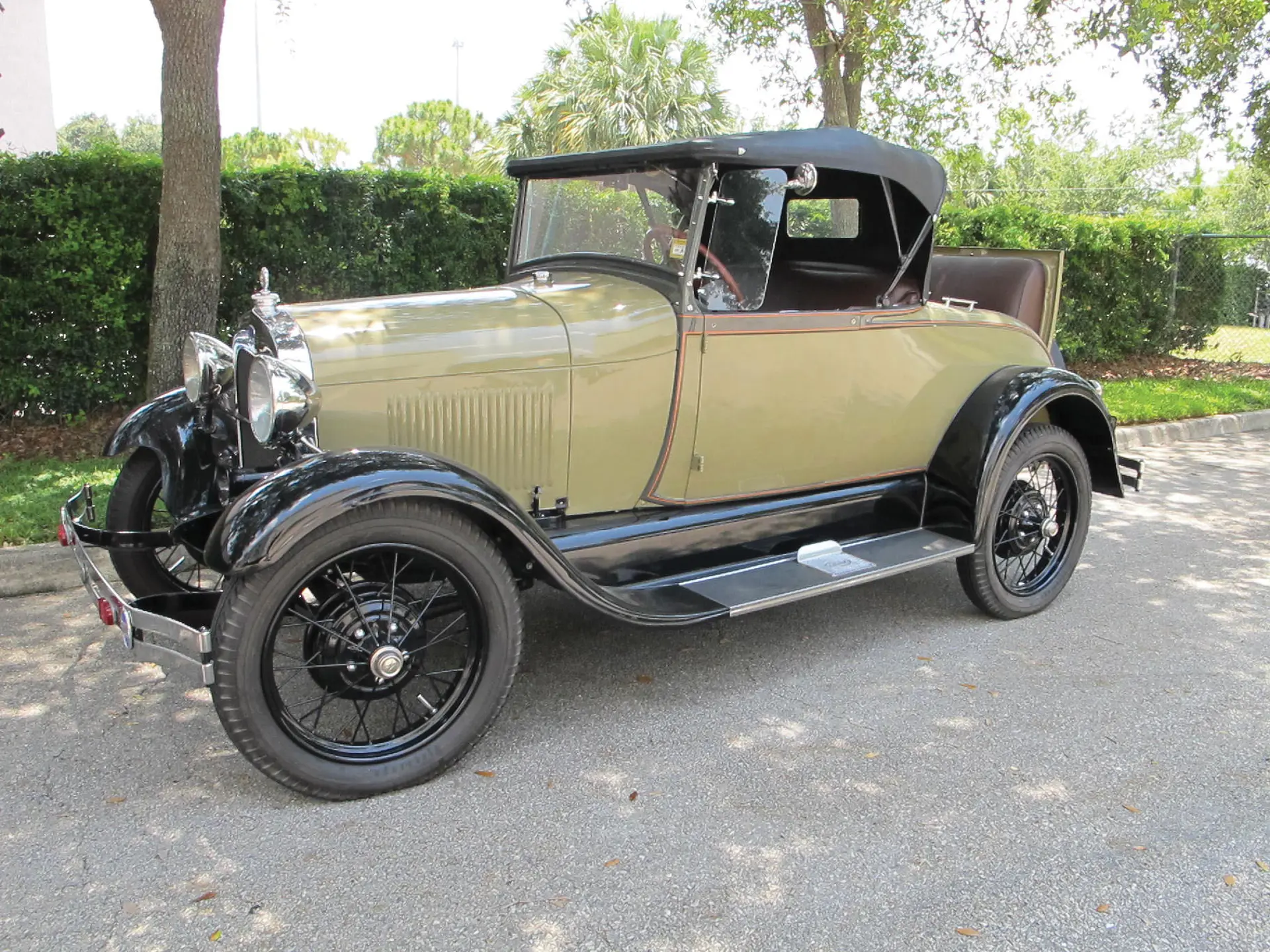 1929 FORD MODEL A SUPER DELUXE ROADSTER REPLICA – Daniel Schmitt