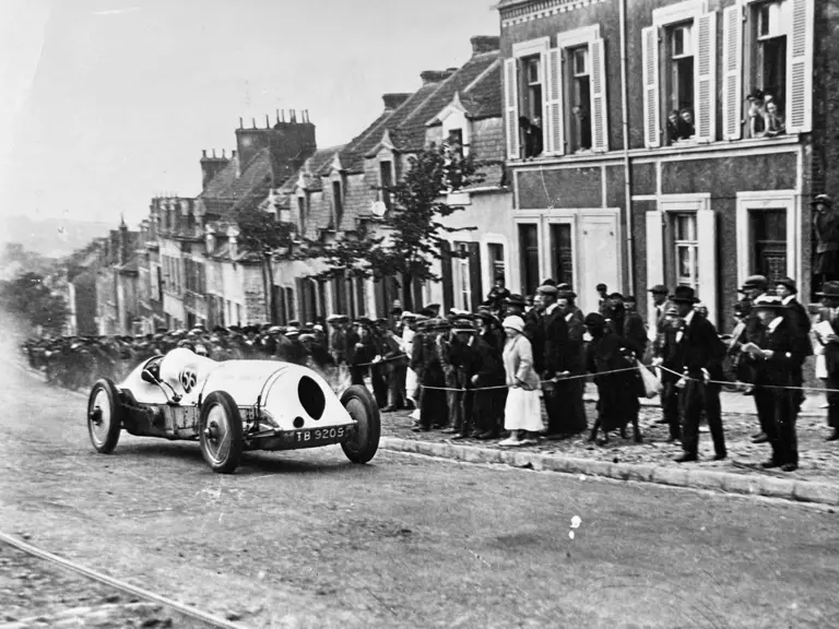 Parry-Thomas hurtles past the crowd at the Boulogne-sur-Mer hill climb, circa c. 1925.