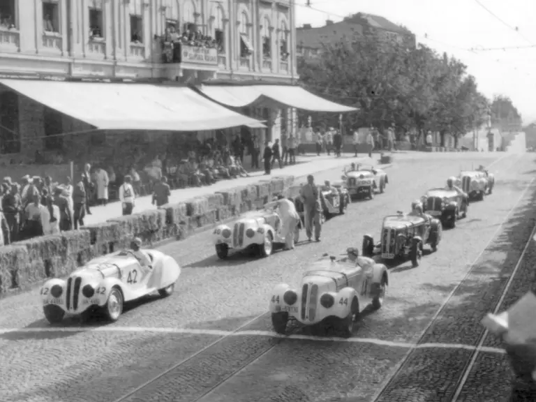 Start of the 2-Litre sportscar class at the Belgrade Grand Prix, 1939. 85335 is wearing no. 44.