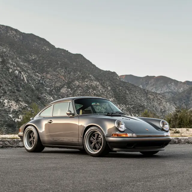油彩『The Auction of Dreams』 1991 Porsche 911 Reimagined by Singer – Classic Study