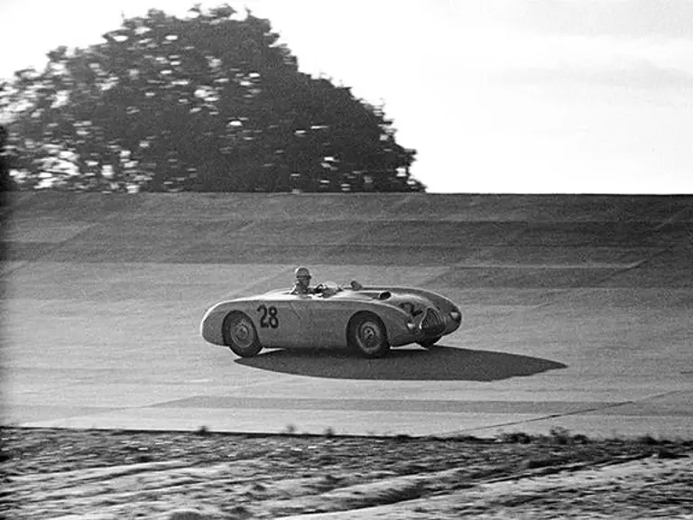 Numbered “28”, Johnny Claes flies down the banking at Montlhéry in the 12 Hours of Paris. The Belgian would finish 8th overall and 4th in class.