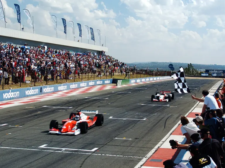 Nigel Mansell (GBR) takes the chequered flag and wins the race ahead of second placed Emerson Fittipaldi (BRA).
Grand Prix Masters, Race Day, Kyalami, South Africa, 13 November 2005.