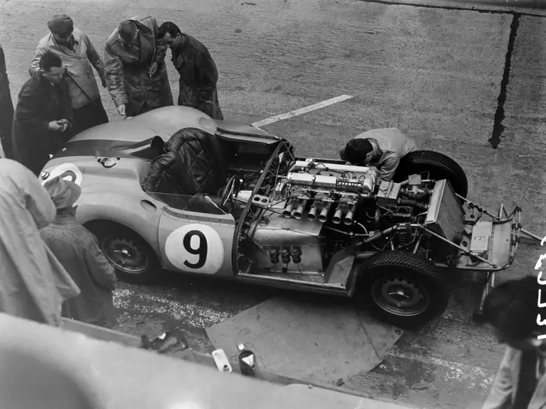 The Lister-Jaguar ‘Knobbly’ received attention in the pit lane at the 1958 24 Hours of Le Mans.