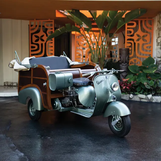 Giuseppe Liverino作 カメオ額装1962年製 A42 1956 Piaggio Vespa Calessino | The Petersen Automotive Museum