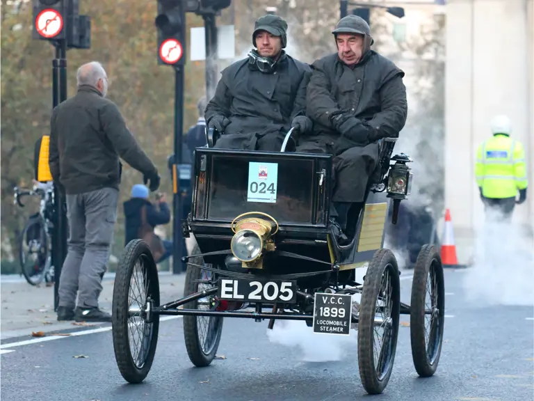 The Locomobile rounds Wellington Arch near the beginning of the 2016 London to Brighton Veteran Car Run.