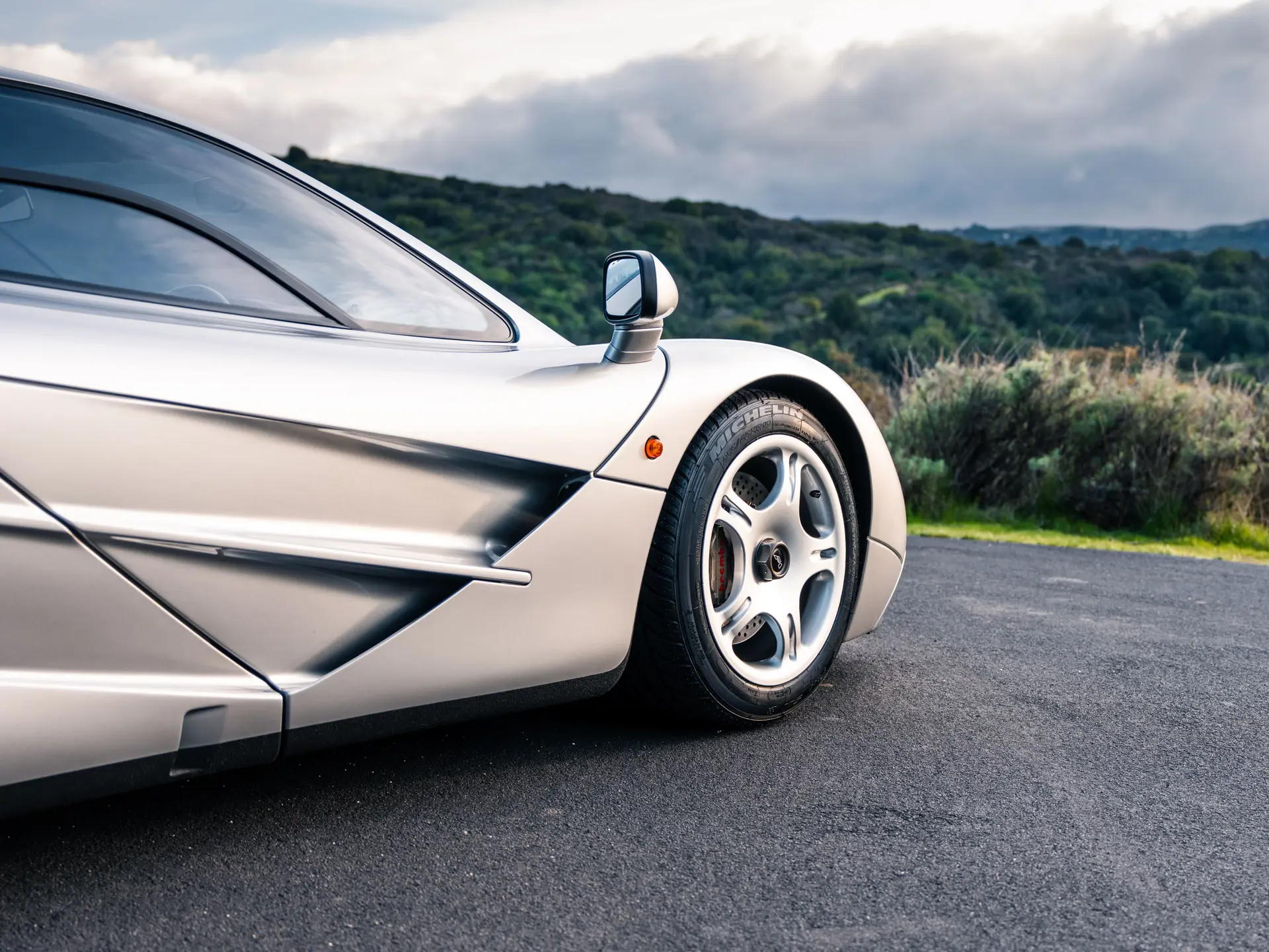 The 16-Gram Golden Standard: Why McLaren’s 24-Karat Heat Shield Remains Hypercar Engineering’s High-Water Mark — image 4