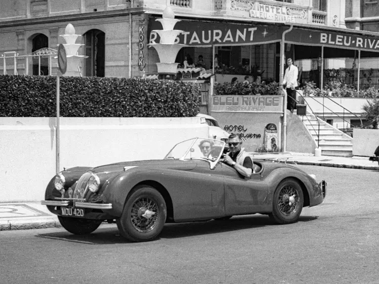 Clark Gable and “fiancée” Suzanne Dadolle, French model, in front of Hotel Bleu Rivage. Cannes 1953.