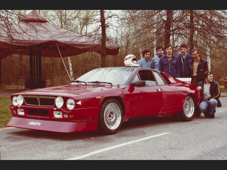 The Lancia testing team poses with the 037.