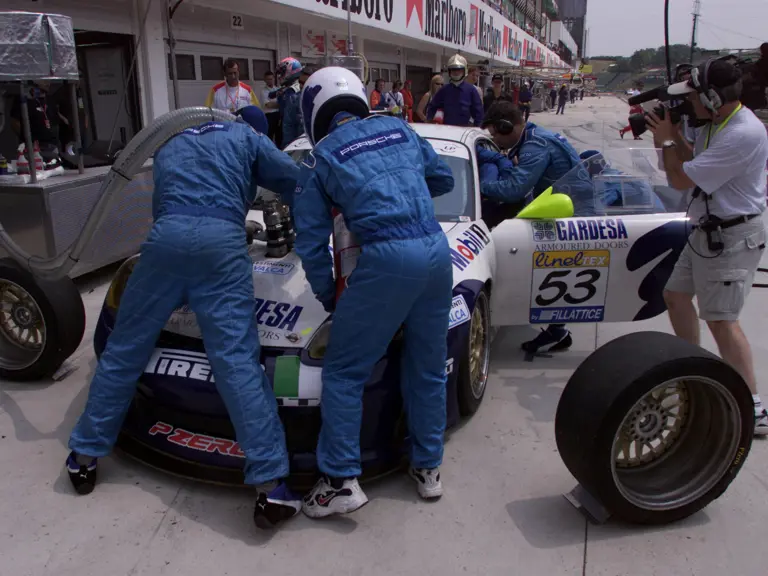 The Porsche receives attention in the pits at Hungaroring in Round 6 of the FIA GT Championship on 1 July 2001, where it would finish 17th overall and 8th in class.